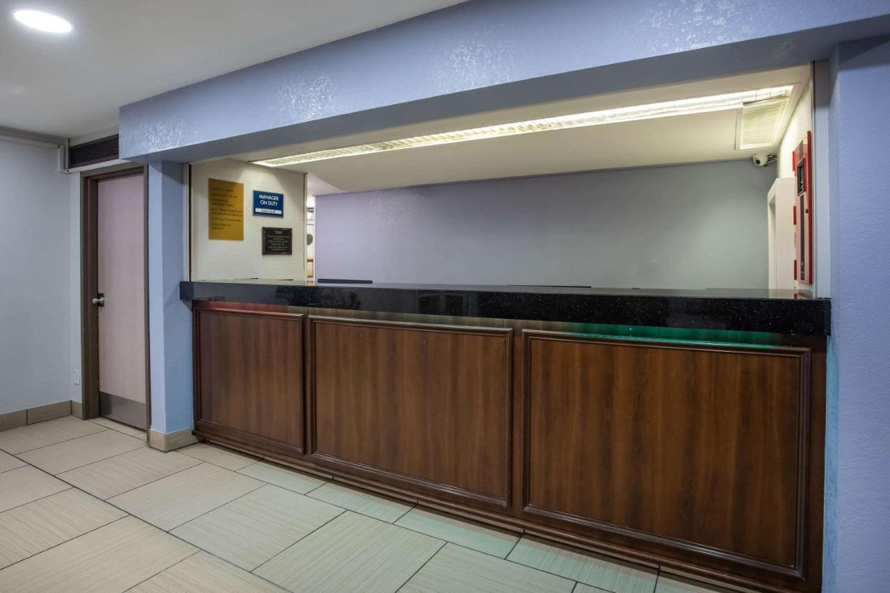 Travelodge By Wyndham Fort Wayne North Екстер'єр фото