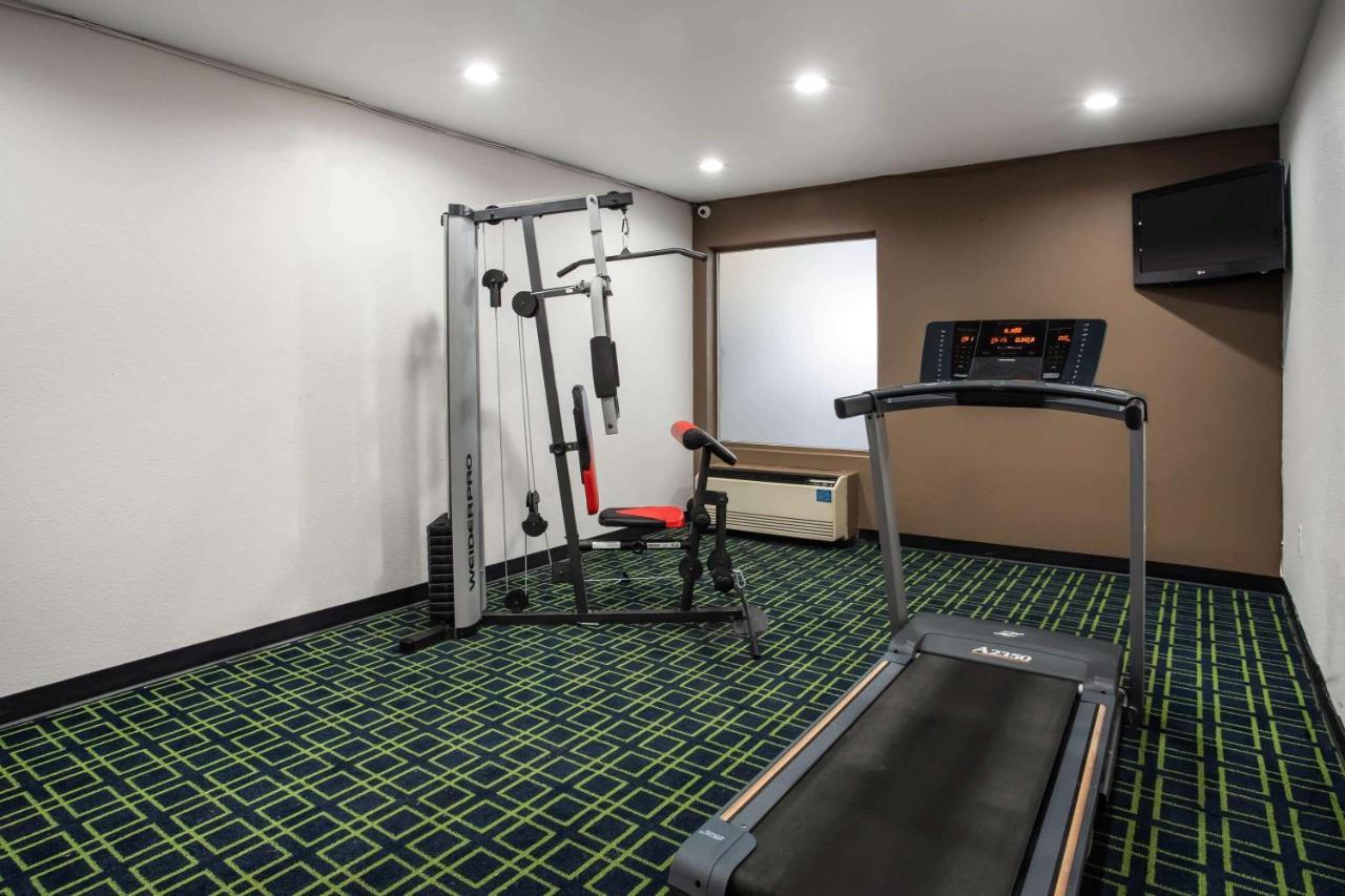 Travelodge By Wyndham Fort Wayne North Екстер'єр фото