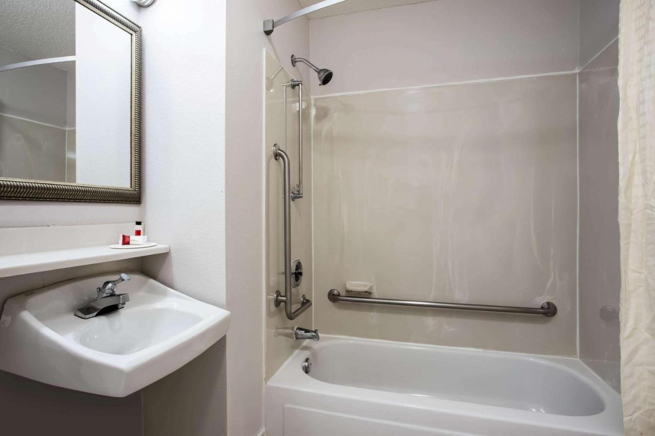 Travelodge By Wyndham Fort Wayne North Екстер'єр фото