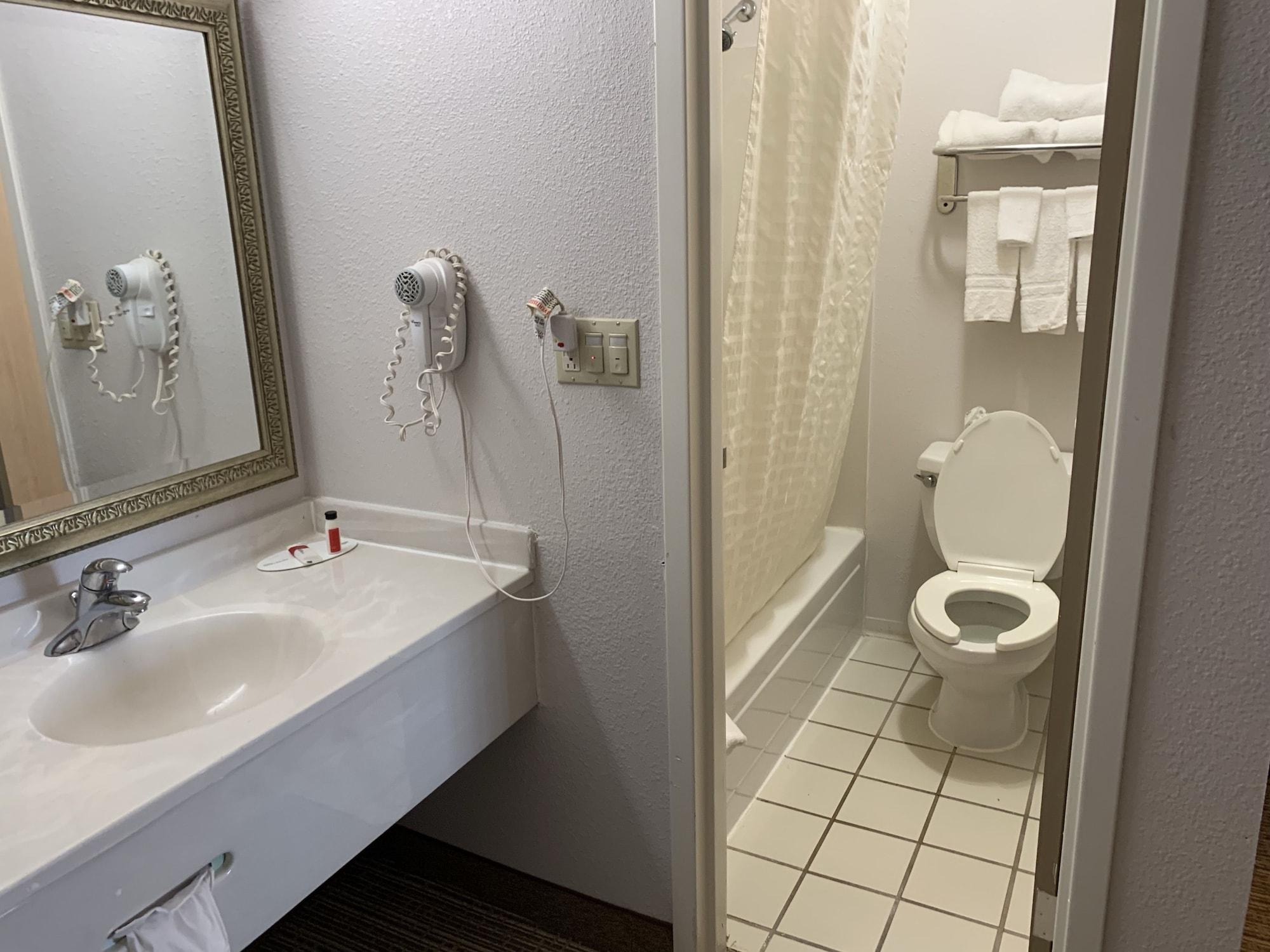 Travelodge By Wyndham Fort Wayne North Екстер'єр фото