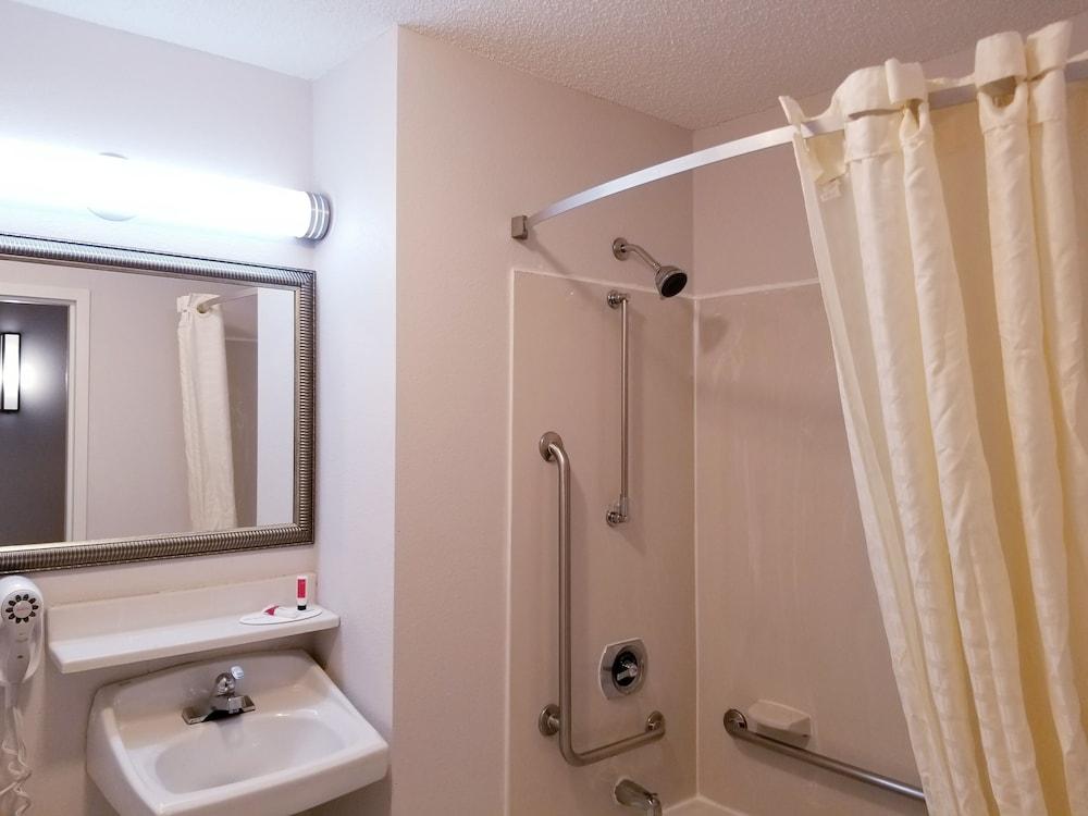 Travelodge By Wyndham Fort Wayne North Екстер'єр фото