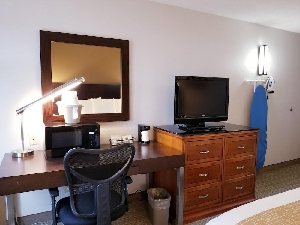Travelodge By Wyndham Fort Wayne North Екстер'єр фото