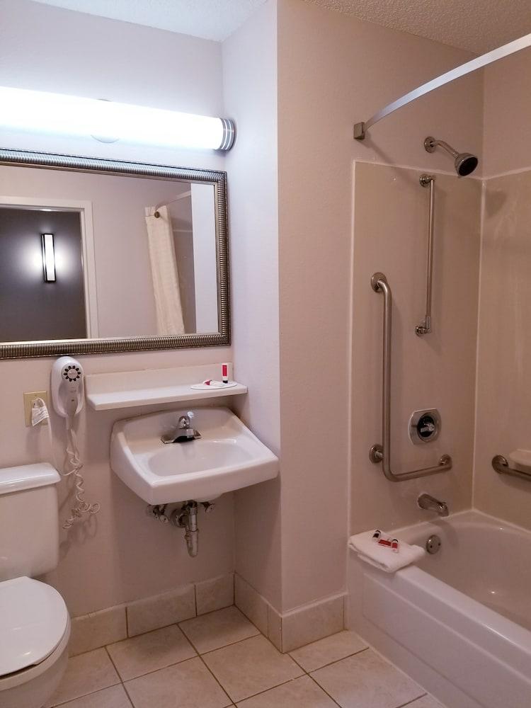 Travelodge By Wyndham Fort Wayne North Екстер'єр фото