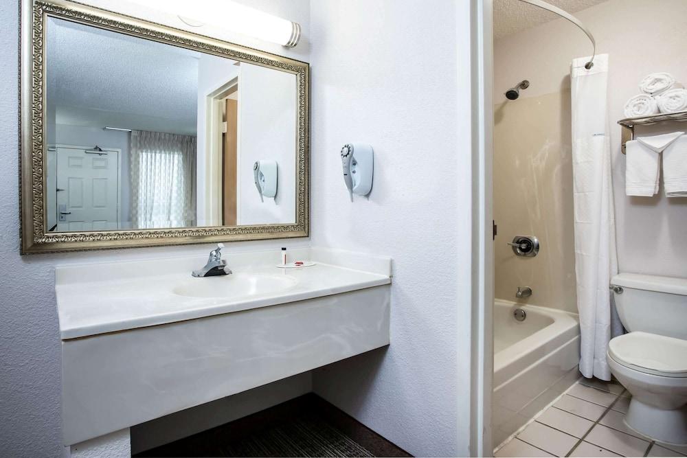 Travelodge By Wyndham Fort Wayne North Екстер'єр фото