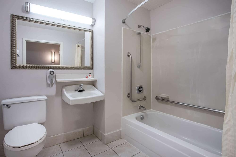 Travelodge By Wyndham Fort Wayne North Екстер'єр фото
