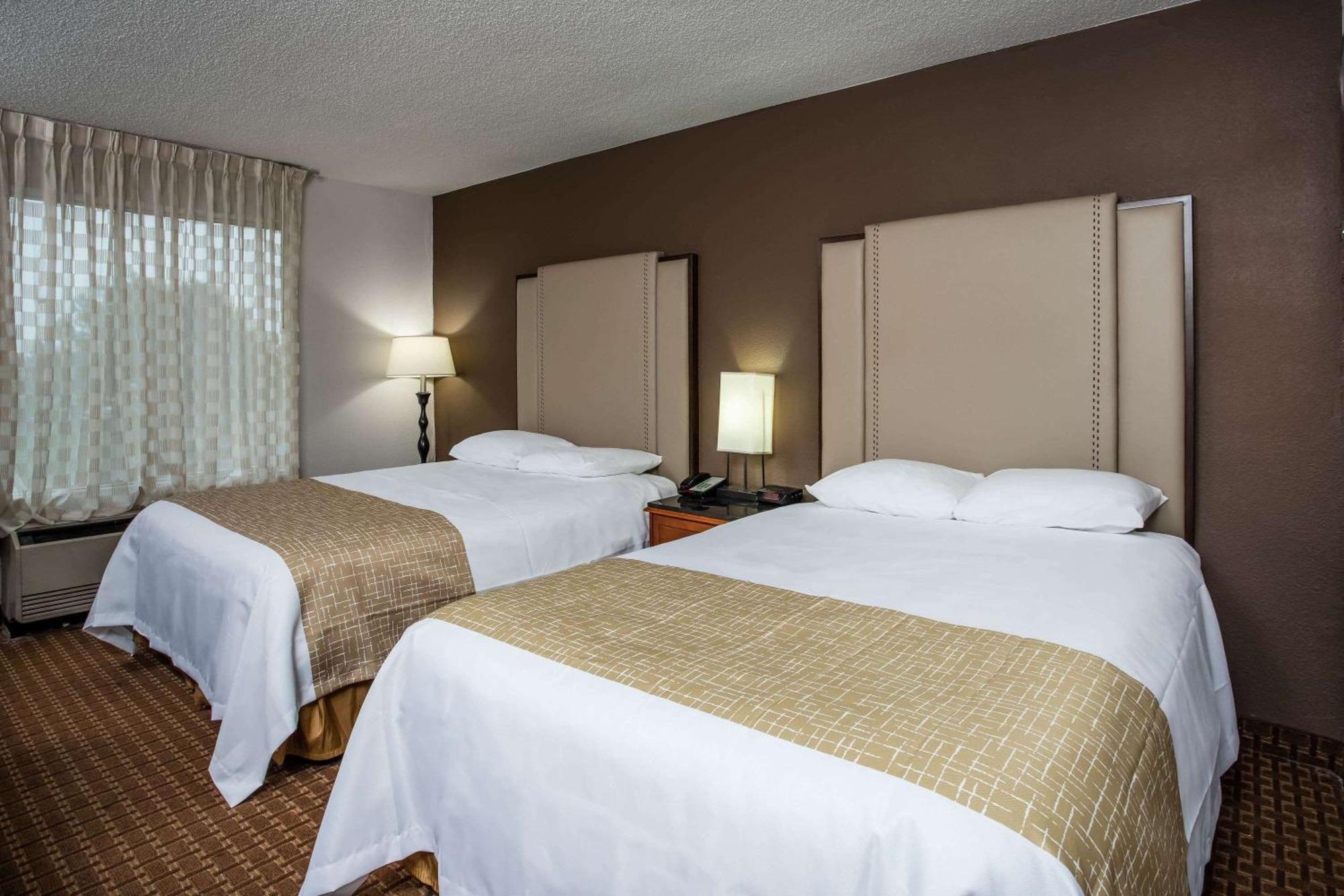 Travelodge By Wyndham Fort Wayne North Екстер'єр фото