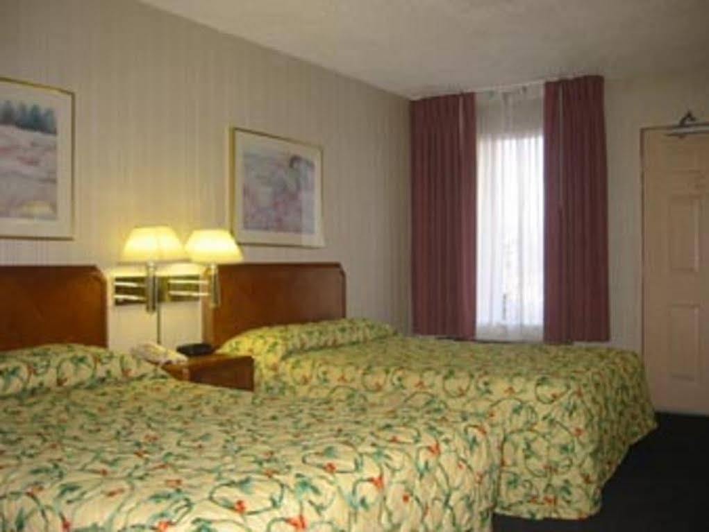 Travelodge By Wyndham Fort Wayne North Екстер'єр фото