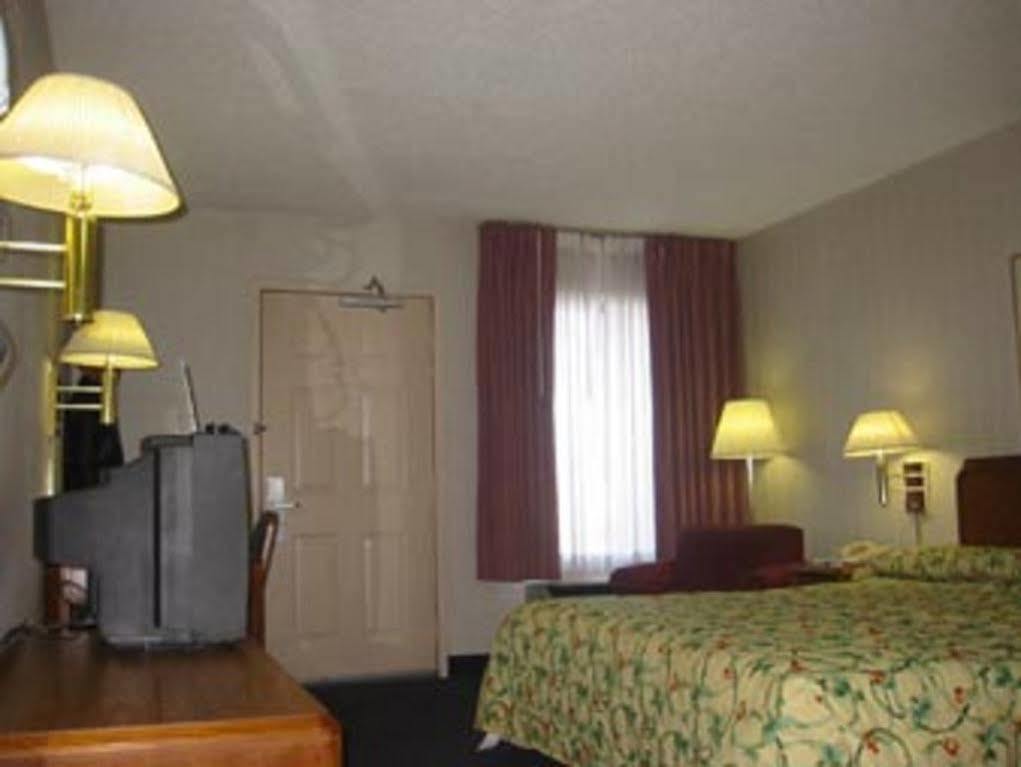 Travelodge By Wyndham Fort Wayne North Екстер'єр фото