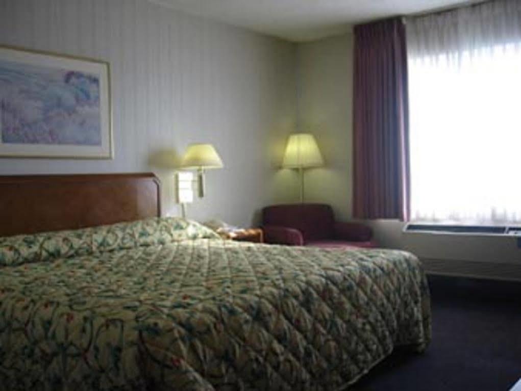Travelodge By Wyndham Fort Wayne North Екстер'єр фото