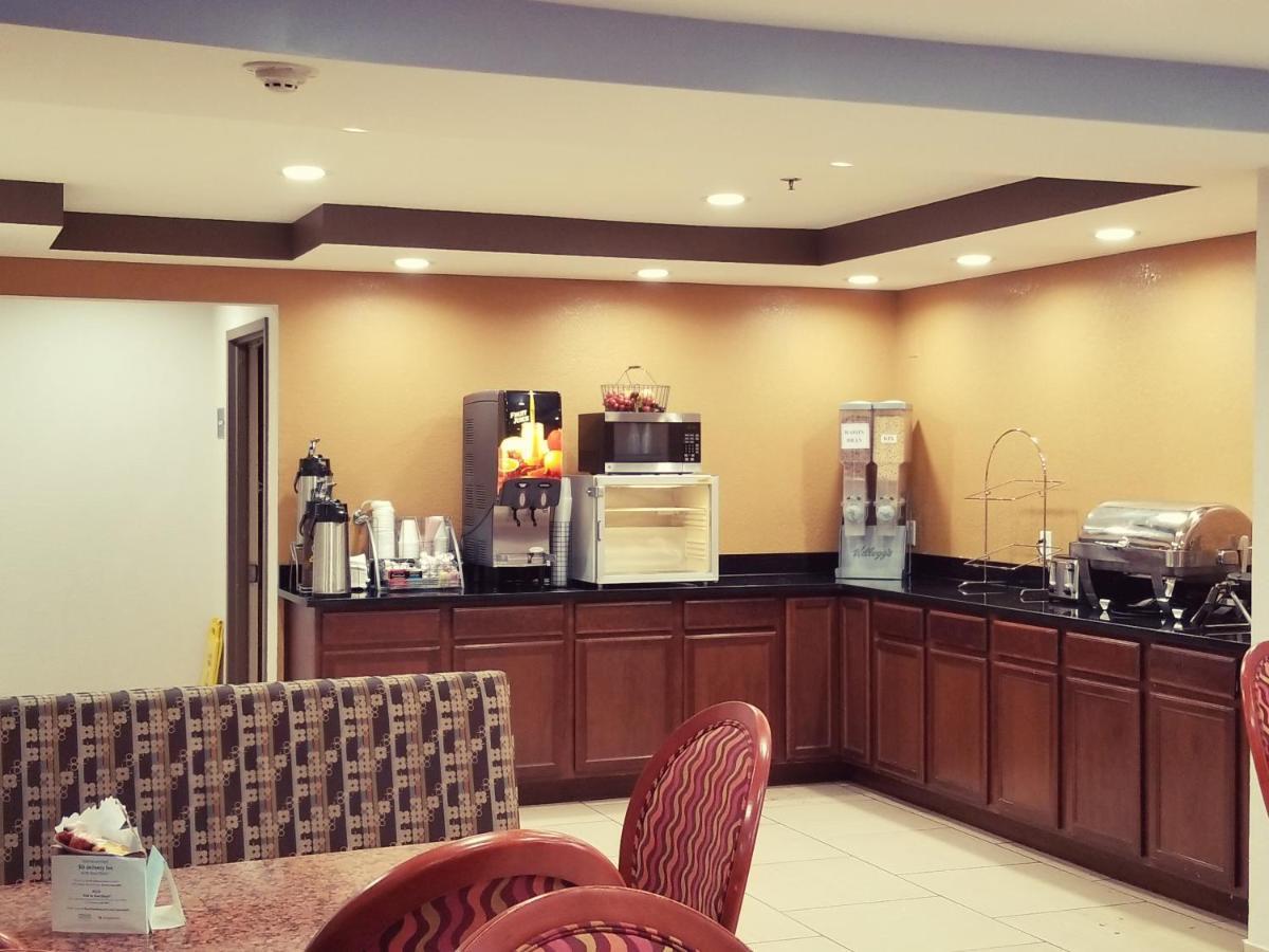 Travelodge By Wyndham Fort Wayne North Екстер'єр фото